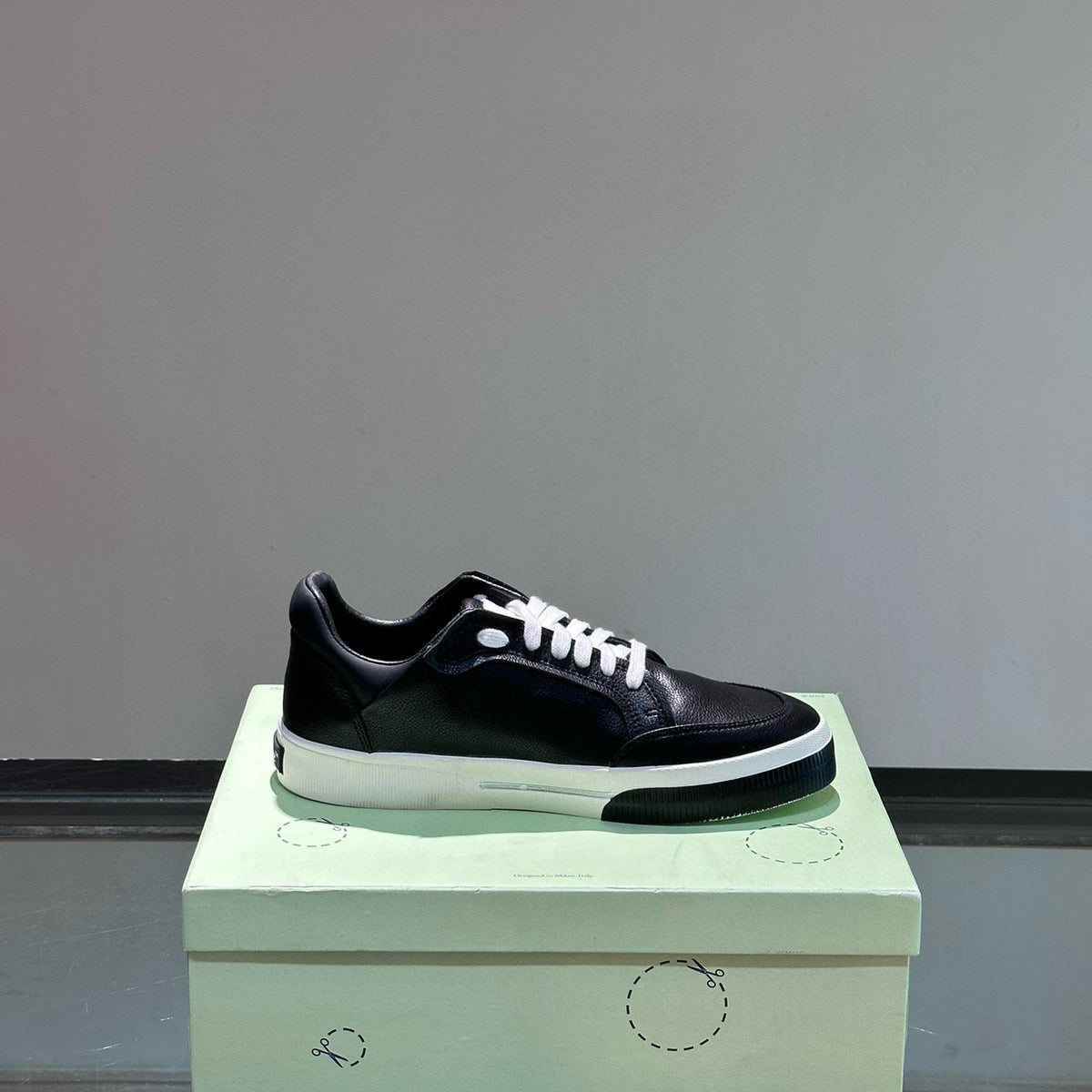 OFF W TRAINERS