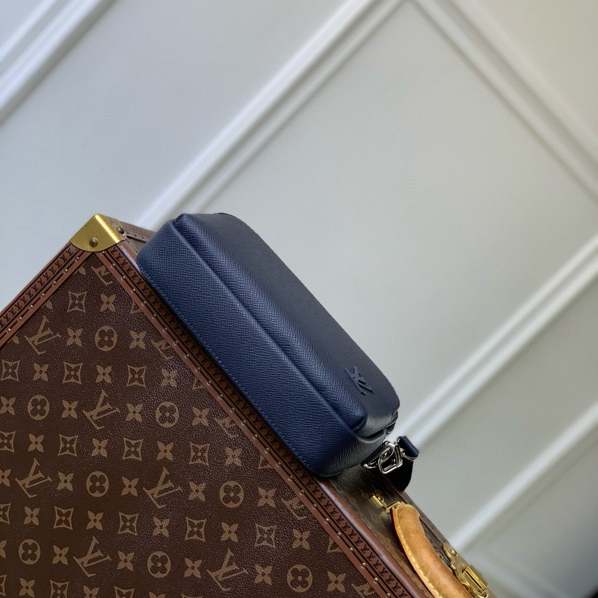 LOU AVENUE MESSENGER BAG