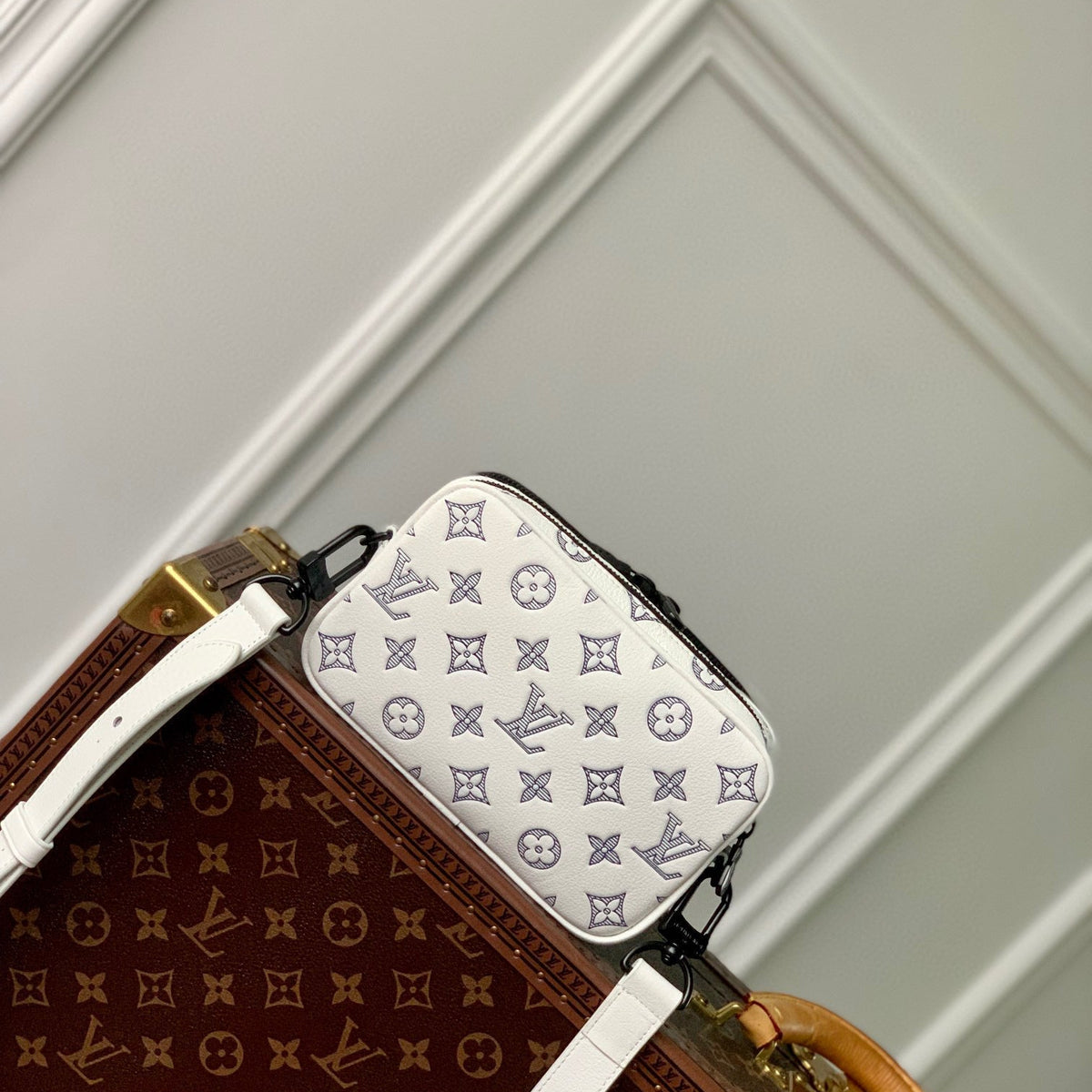 LOU ALPHA WEARABLE WALLET