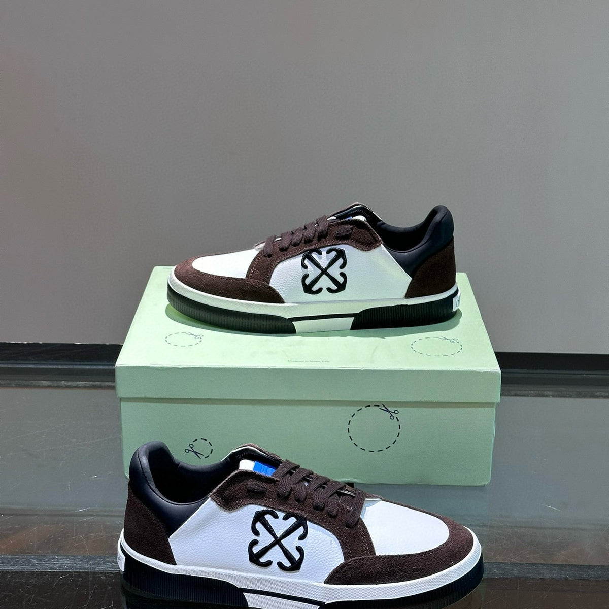 OFF W TRAINERS