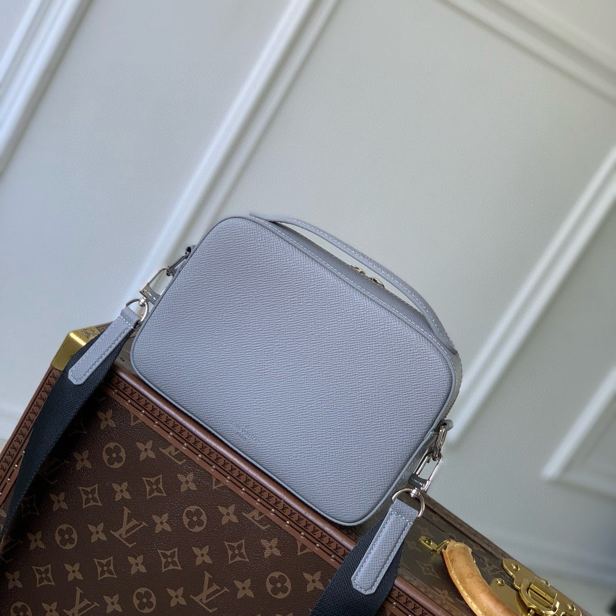 LOU AVENUE MESSENGER BAG
