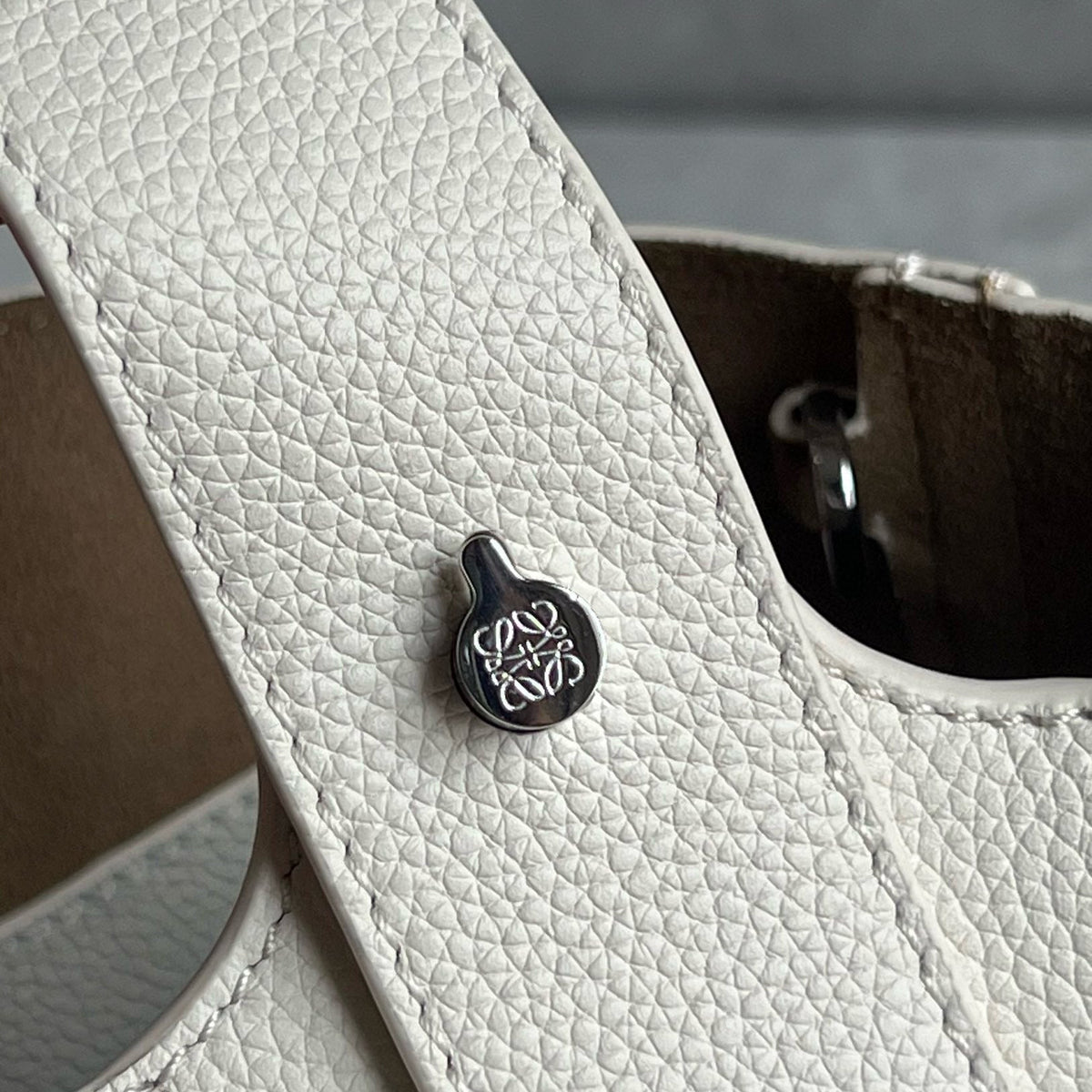 LOEW MINI PEBBLE BUCKET BAG