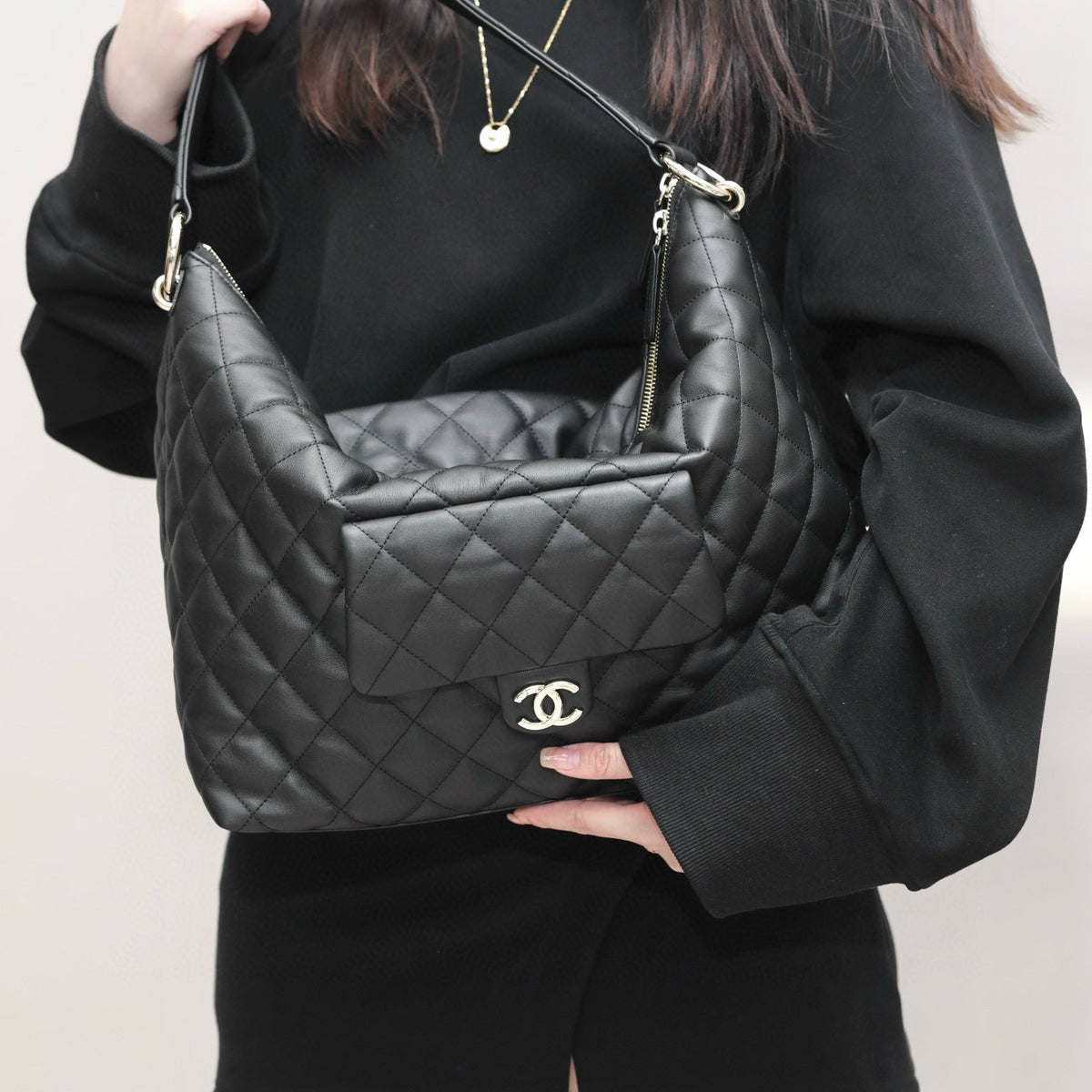 CC 23B MAXI HOBO BAG