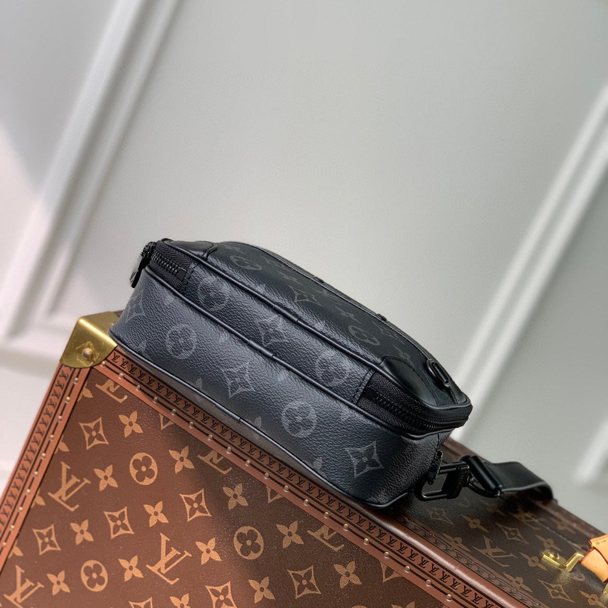 LOU ALPHA WEARABLE WALLET