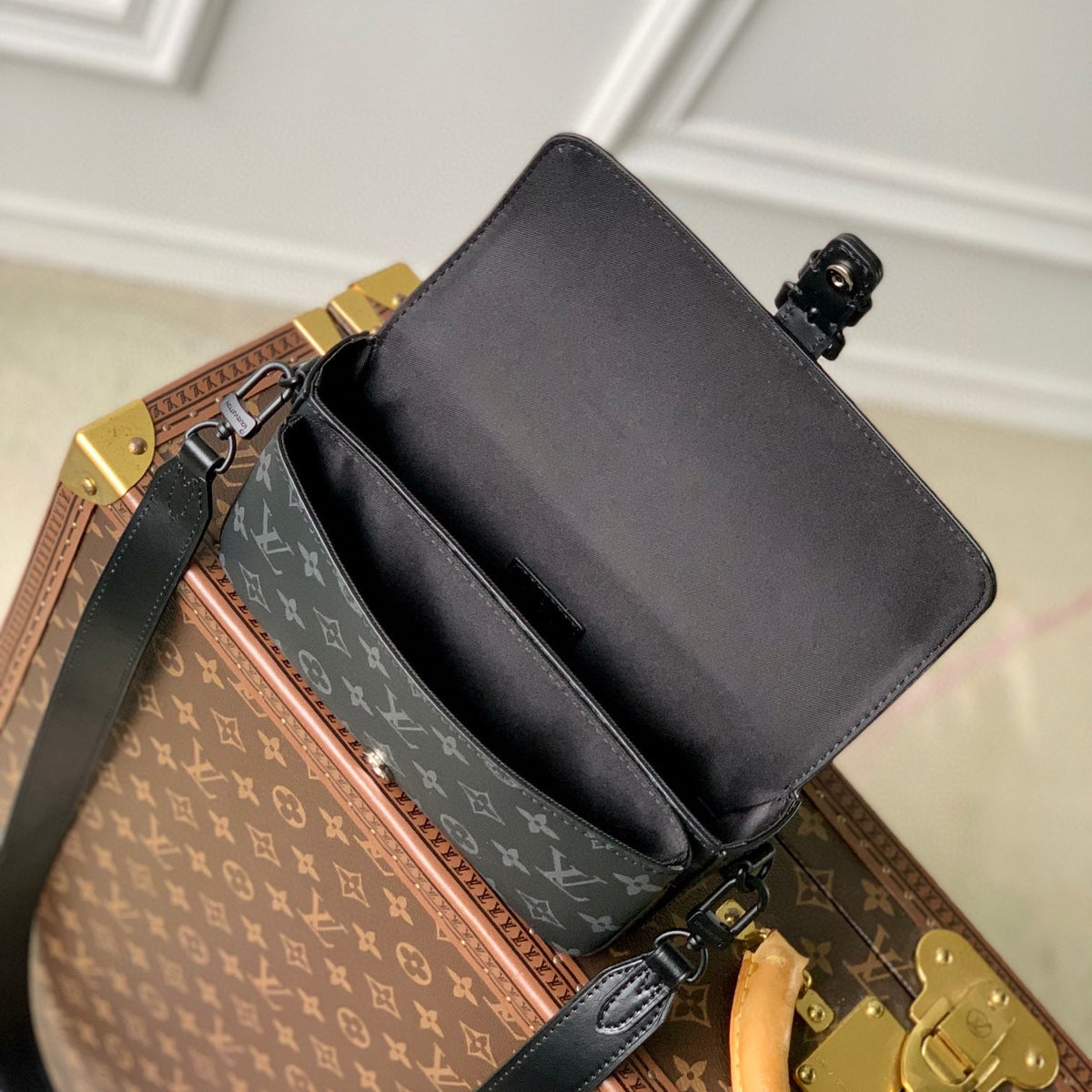 LOU MONTSOURIS WEARABLE WALLET