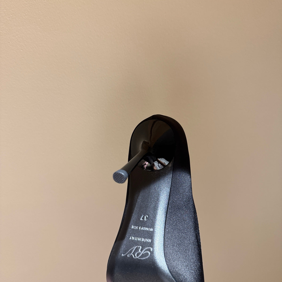 ROGER V HEELS