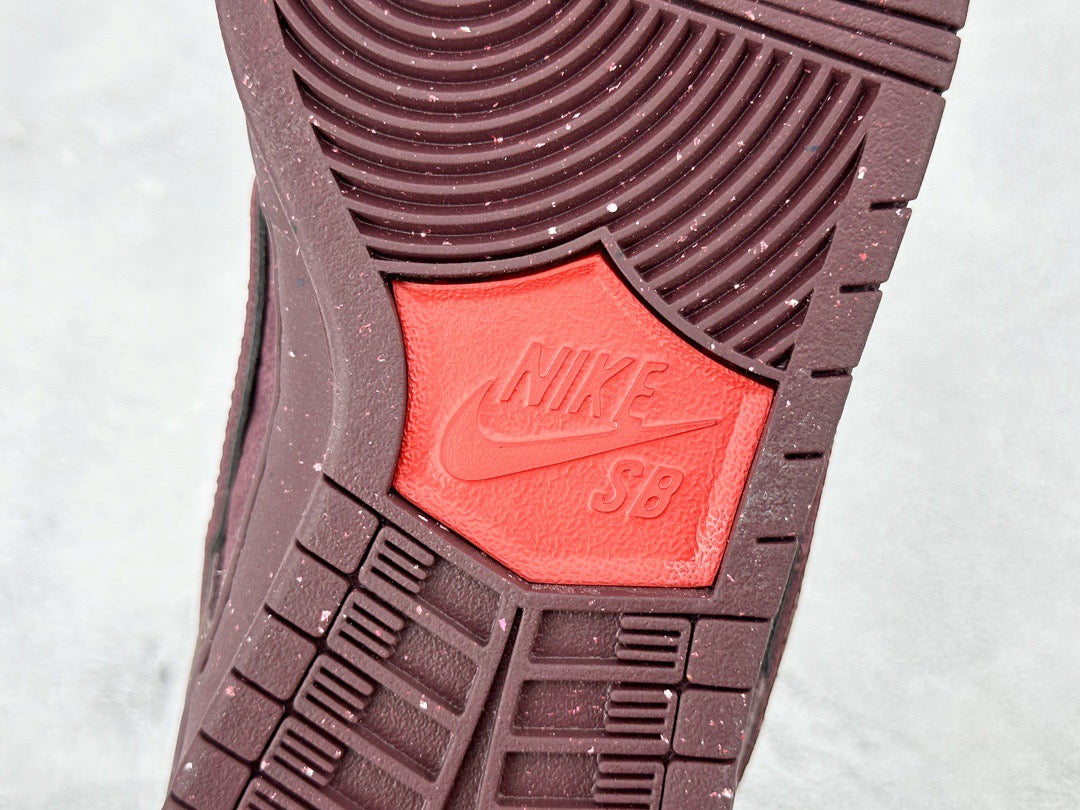 NIKE SB DUNK LOW VALENTINE’S DAY CITY OF LOVE