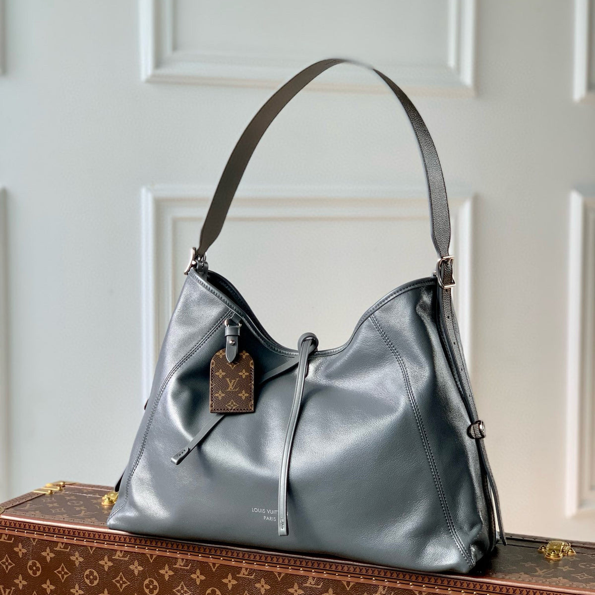 LOU CARRYALL DARK MM BAG