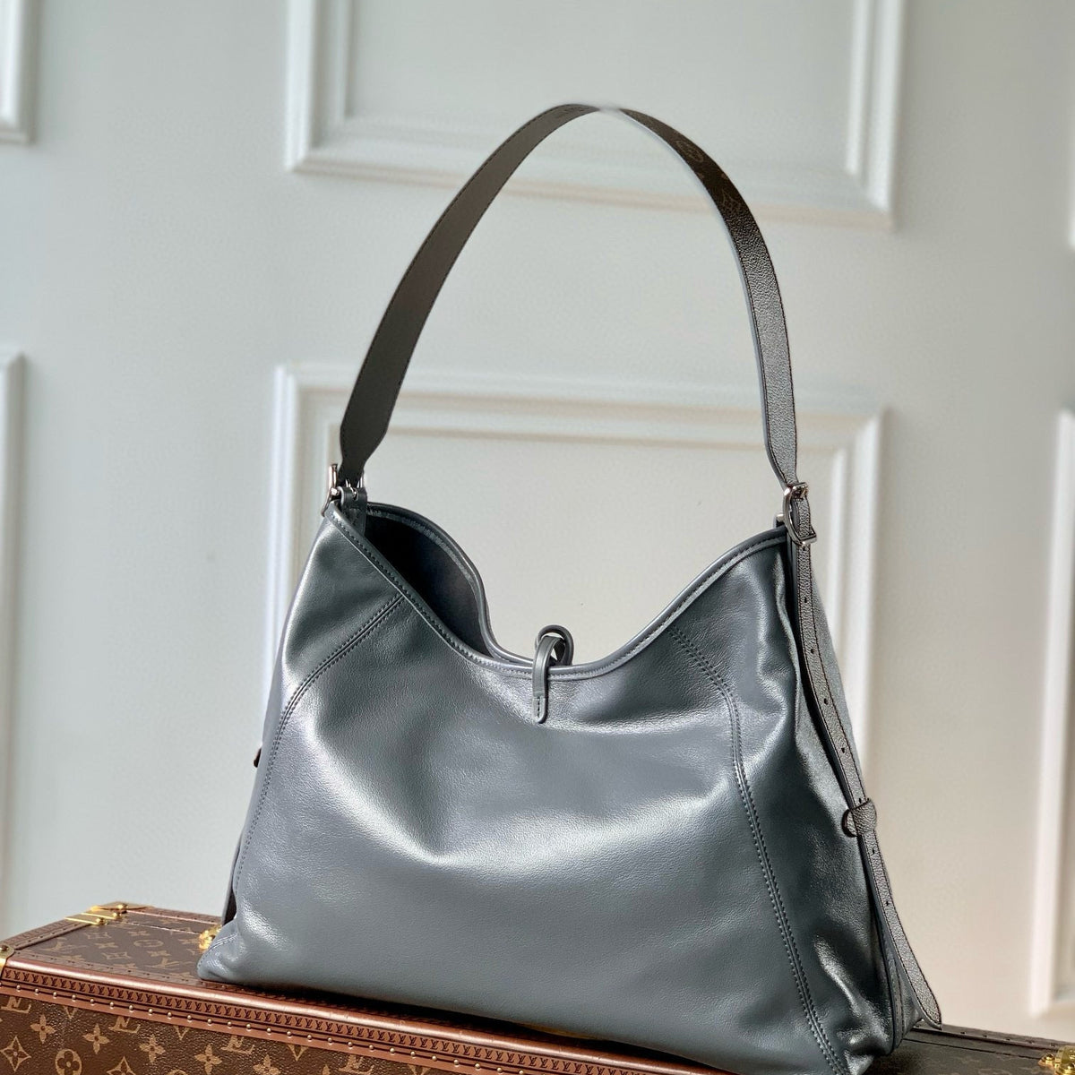 LOU CARRYALL DARK MM BAG