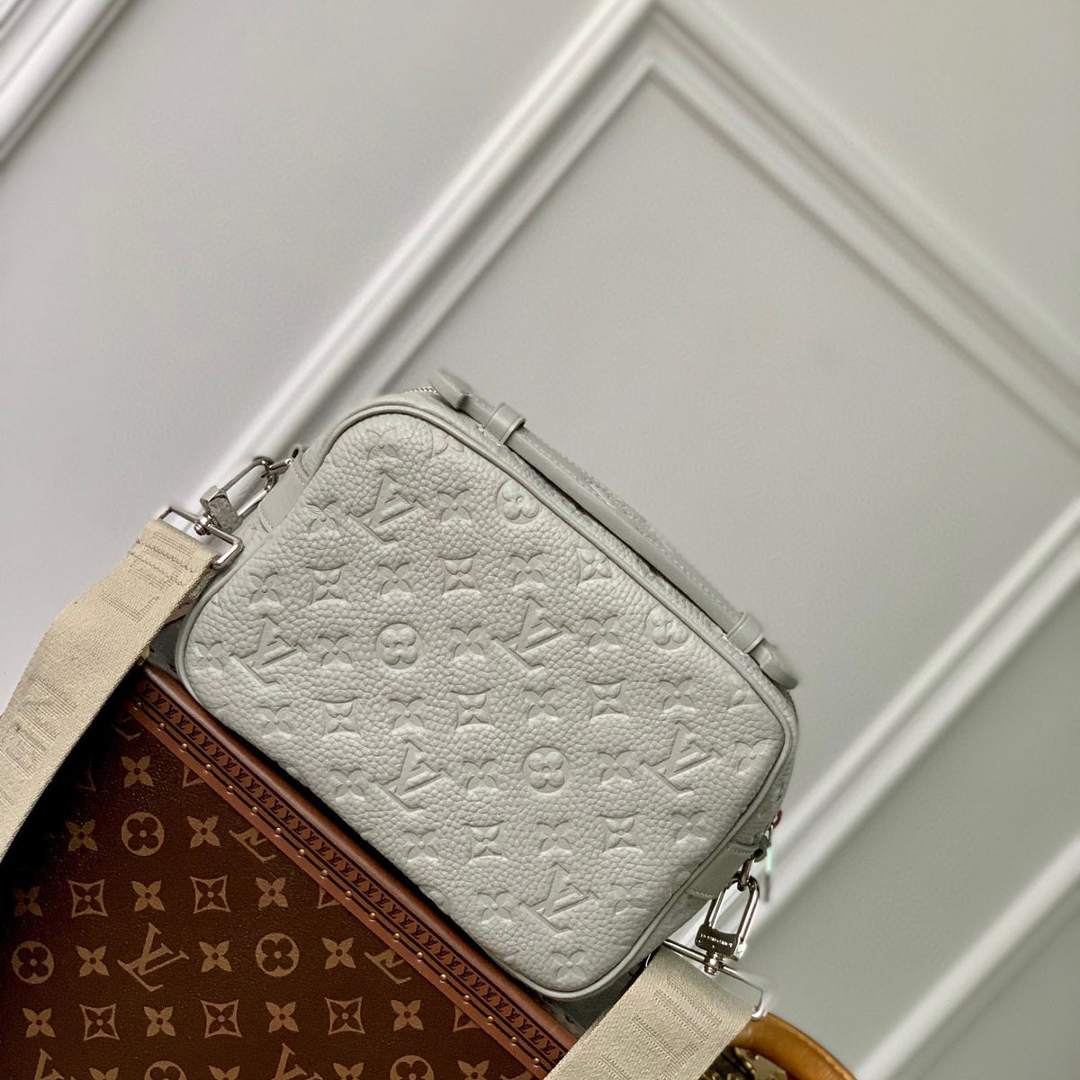 LOU S-LOCK MESSENGER BAG