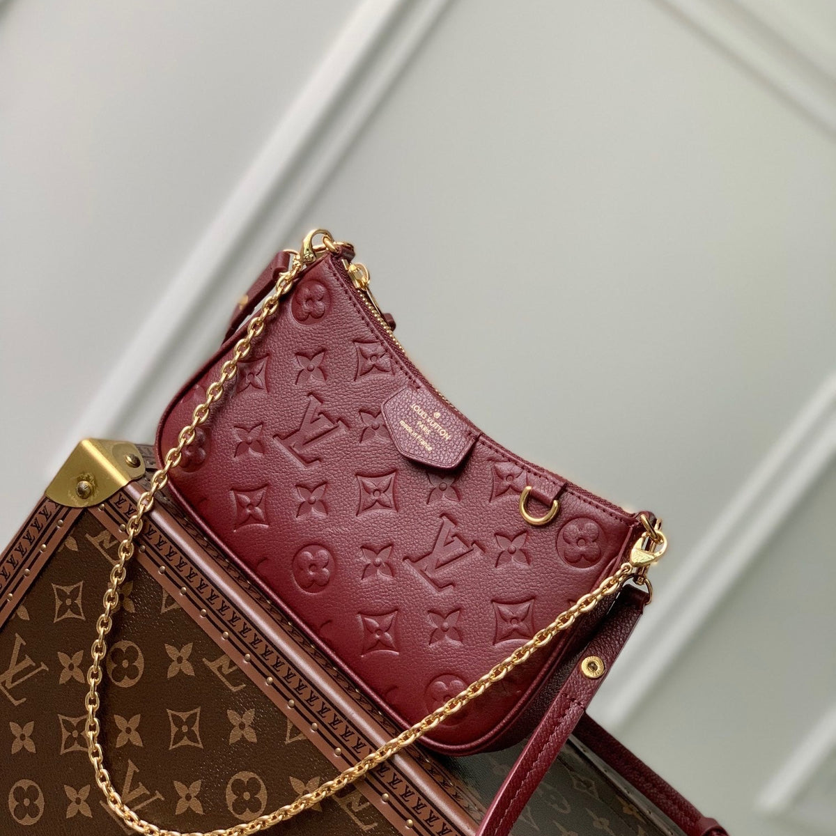LOU EASY POUCH ON STRAP