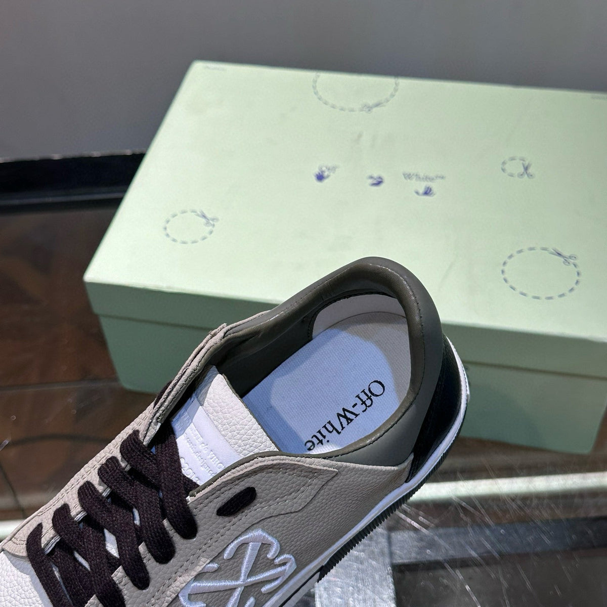 OFF W TRAINERS