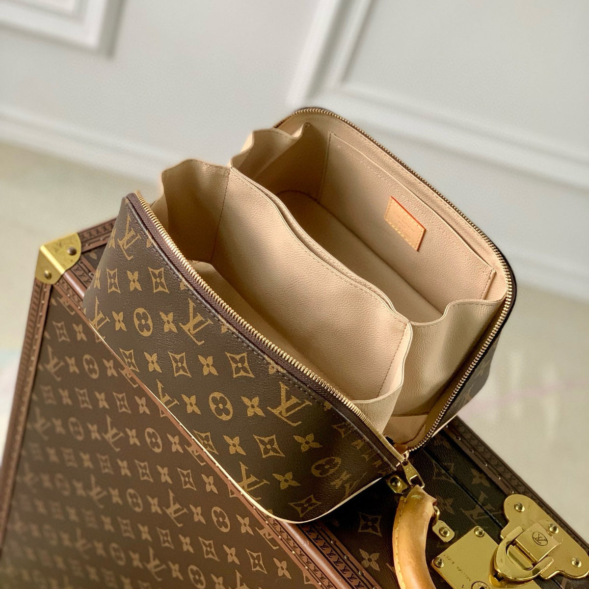 LOU TOILETRY BAG