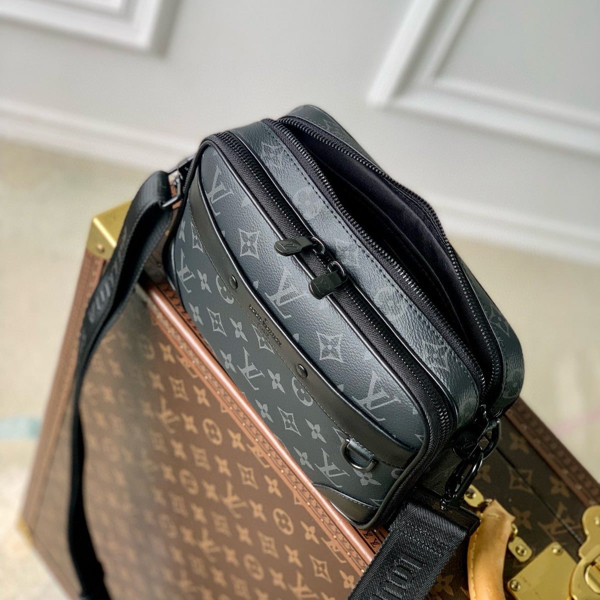LOU ALPHA MESSENGER BAG