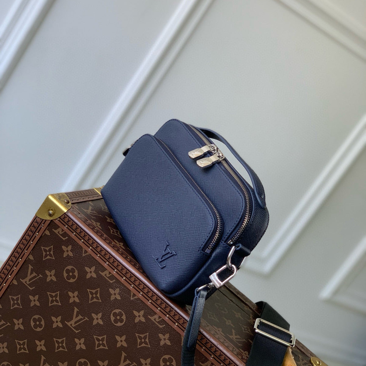 LOU AVENUE MESSENGER BAG