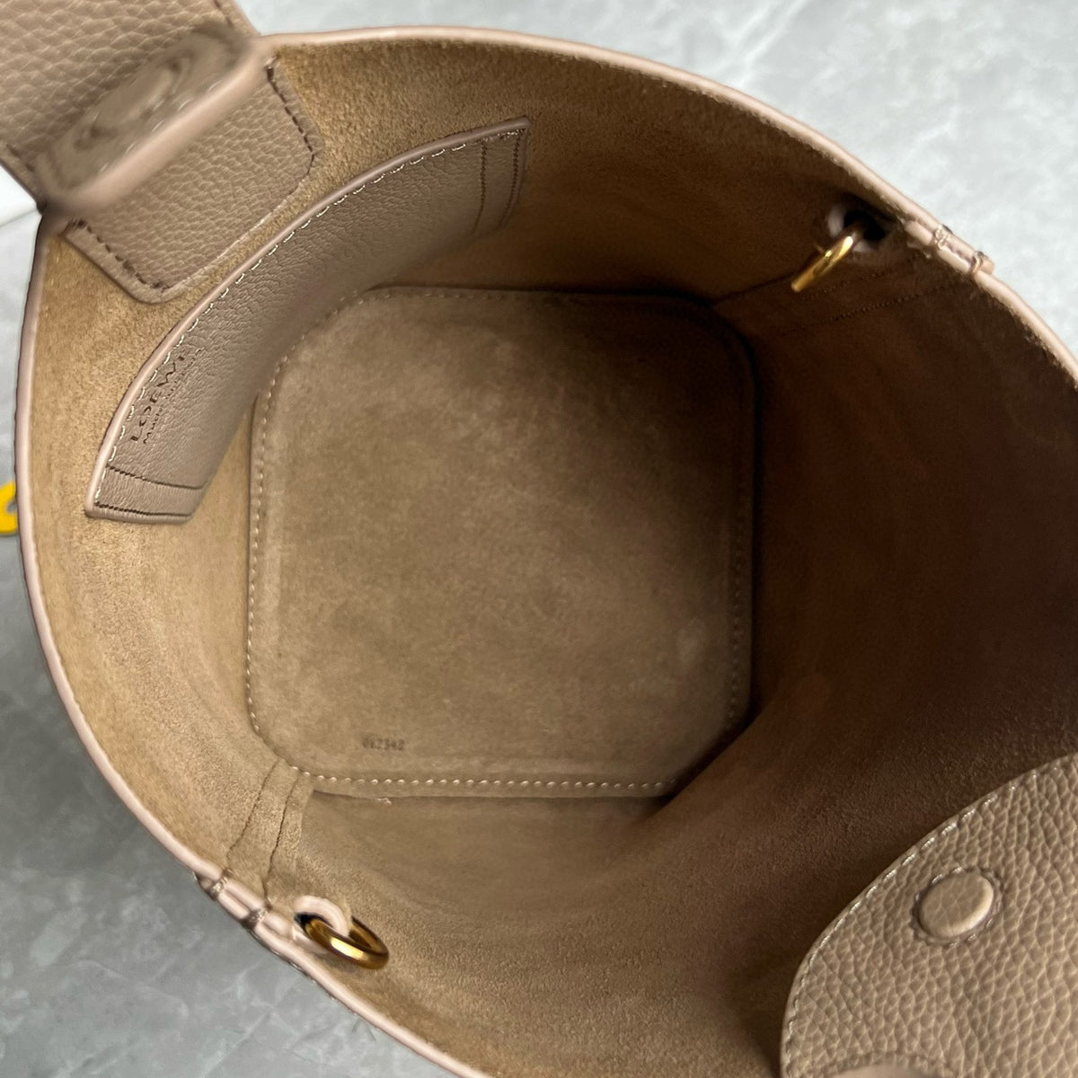 LOEW MINI PEBBLE BUCKET BAG