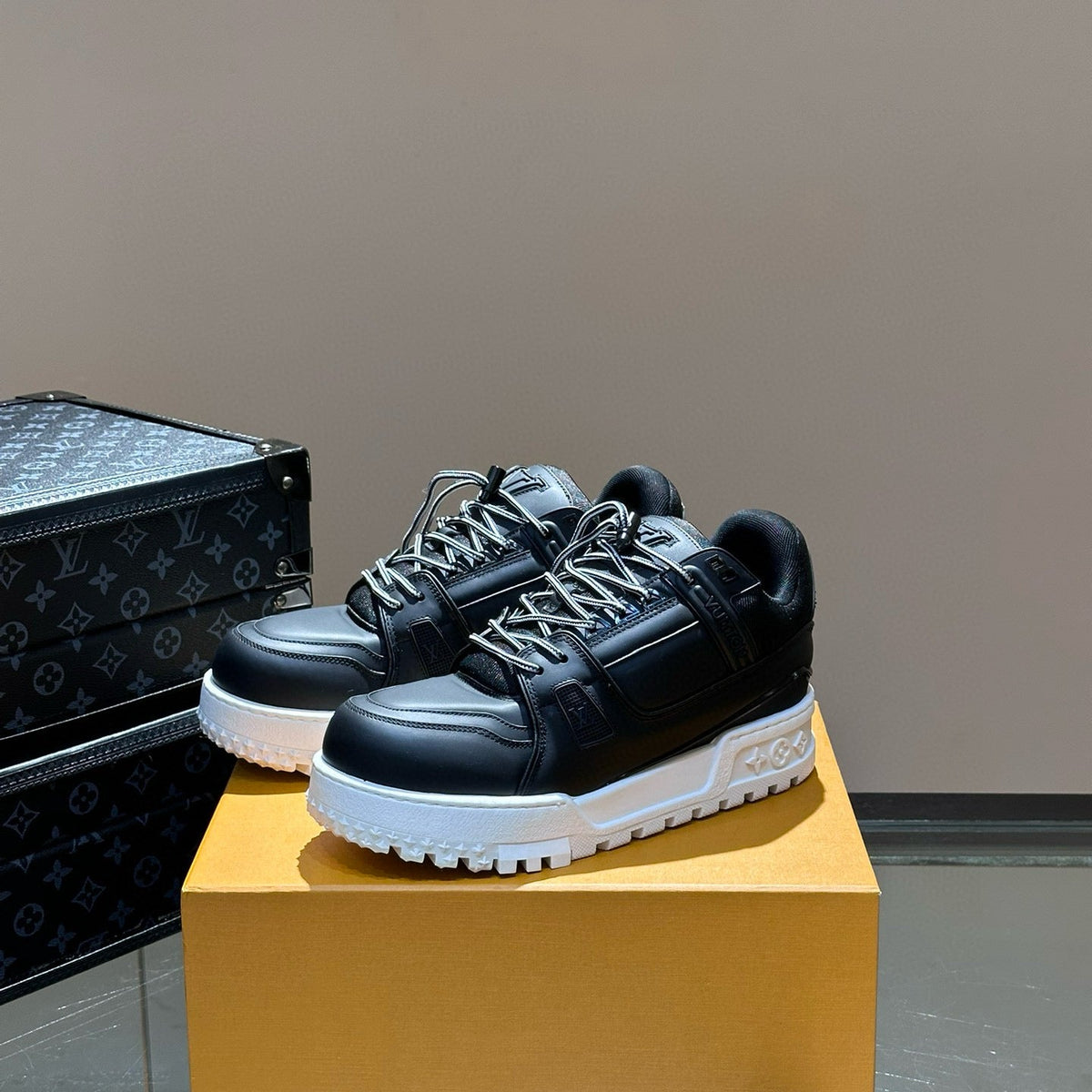 LOU TRAINERS