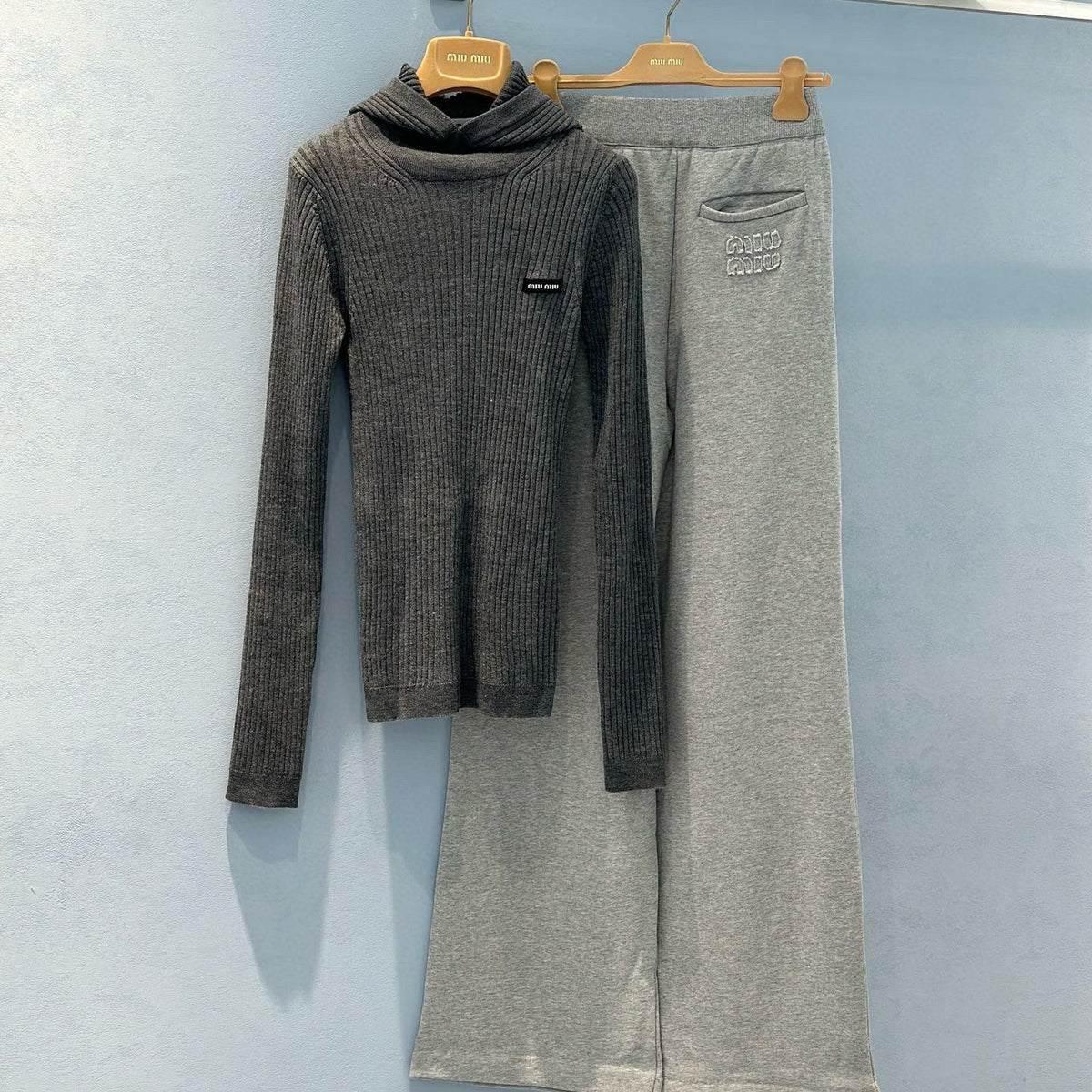 MIU M SWEATSHIRT