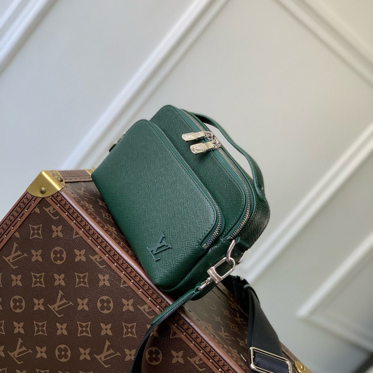 LOU AVENUE MESSENGER BAG