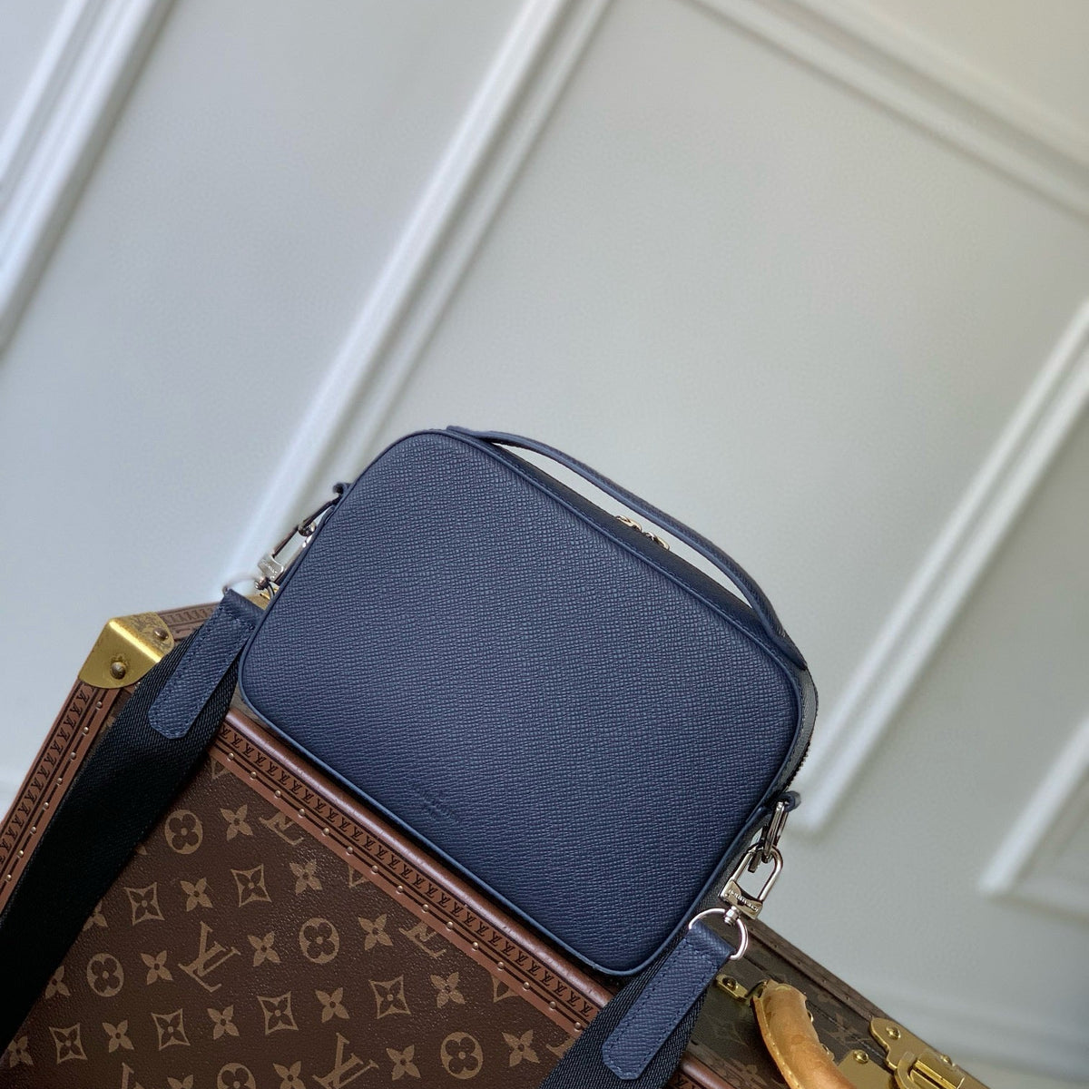 LOU AVENUE MESSENGER BAG