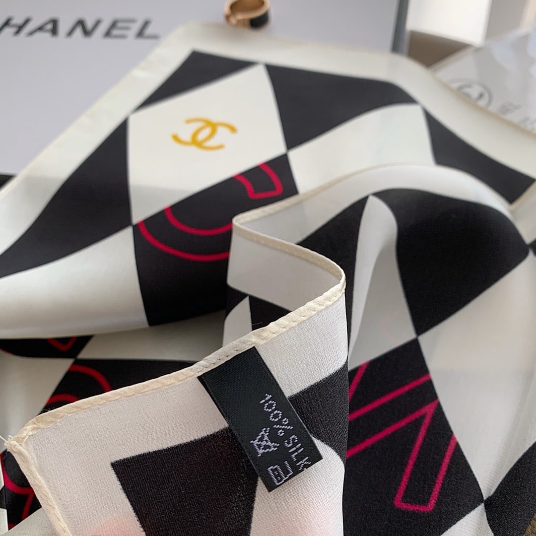 CC COCO CARO SILK SCARF IN WHITE AND BLACK 70CM