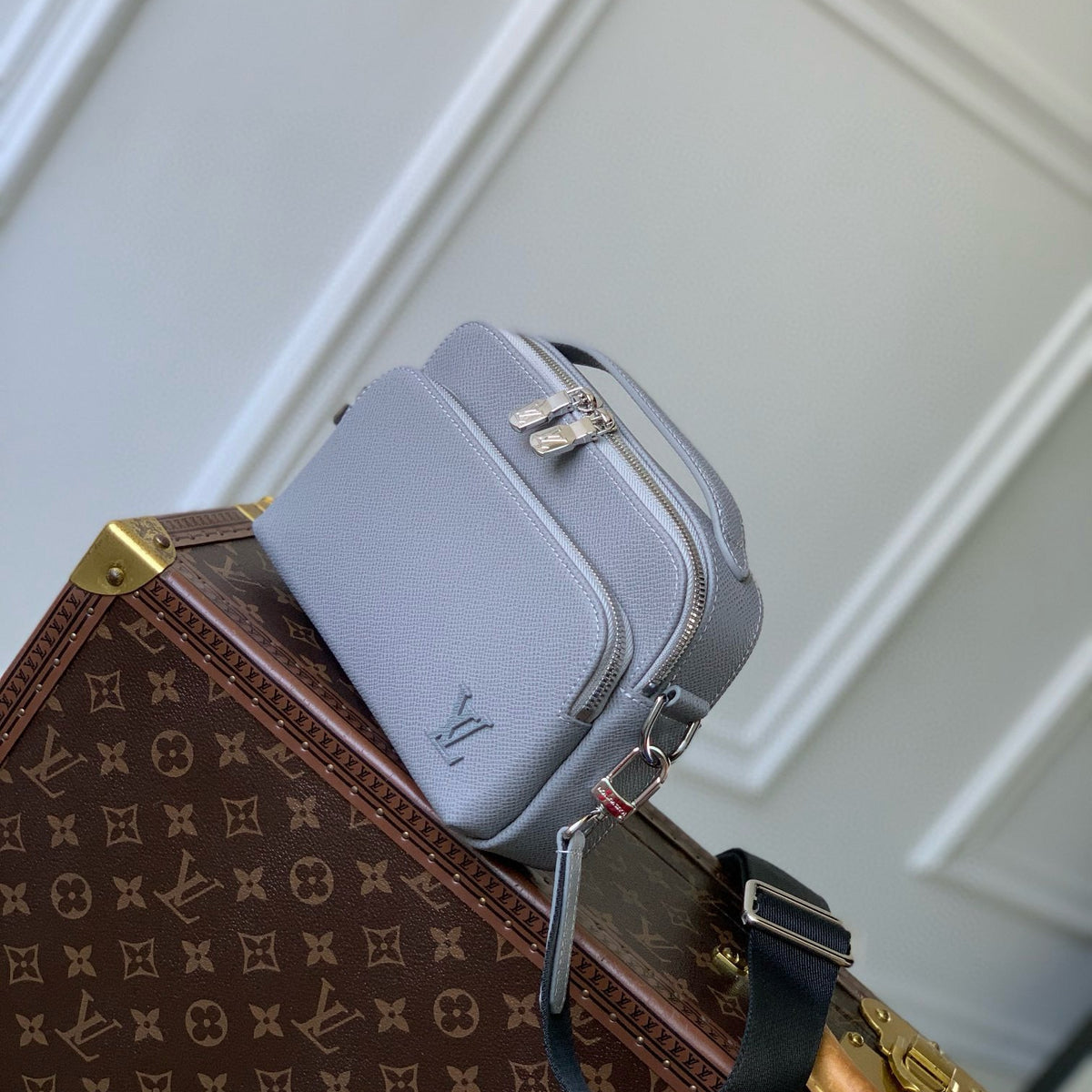 LOU AVENUE MESSENGER BAG
