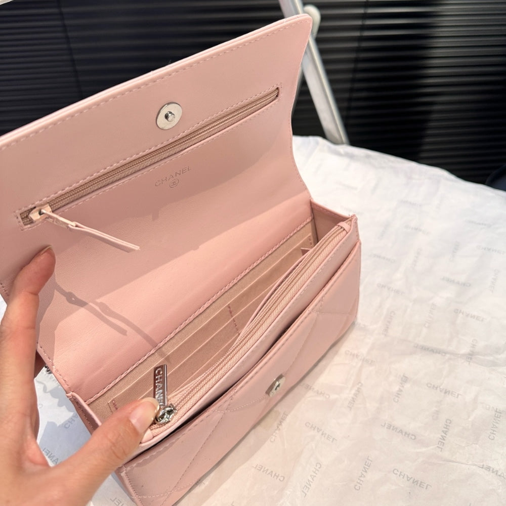 CC 19 FLAP BAG IN LIGHT PINK 19CM