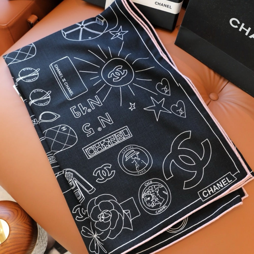 CC ARTISTIC ICONS SQUARE SCARF BLACK 90CM
