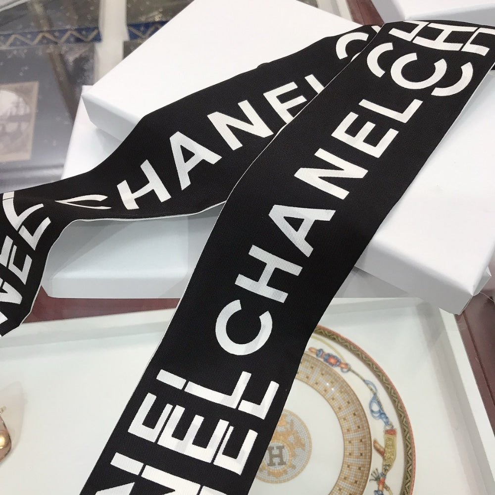 CC SILK LOGO SLIM BANDEAU SCARF BLACK AND WHITE 120CM