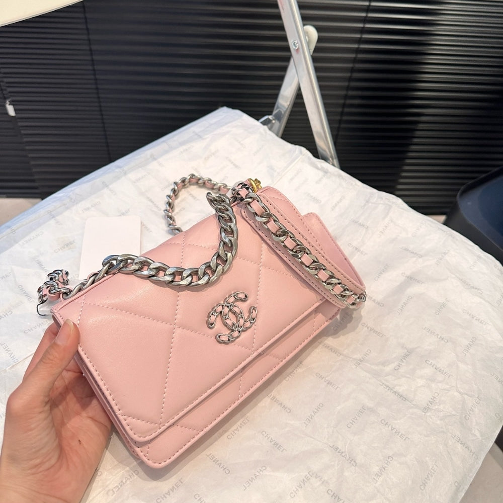 CC 19 FLAP BAG IN LIGHT PINK 19CM