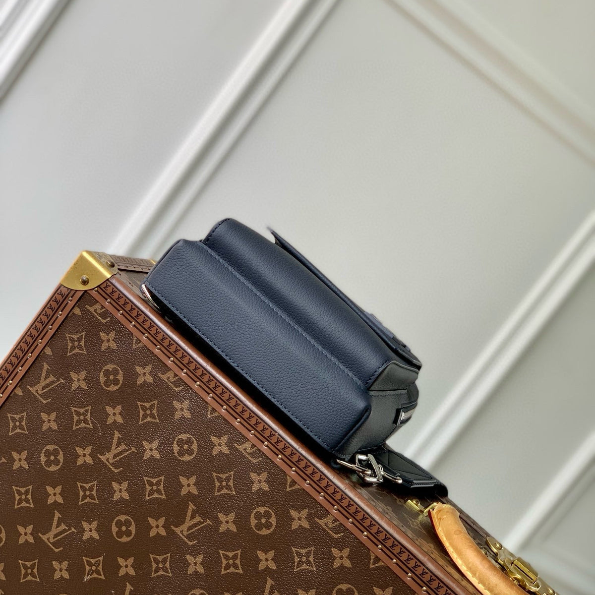 LOU PILOT SLINGBAG