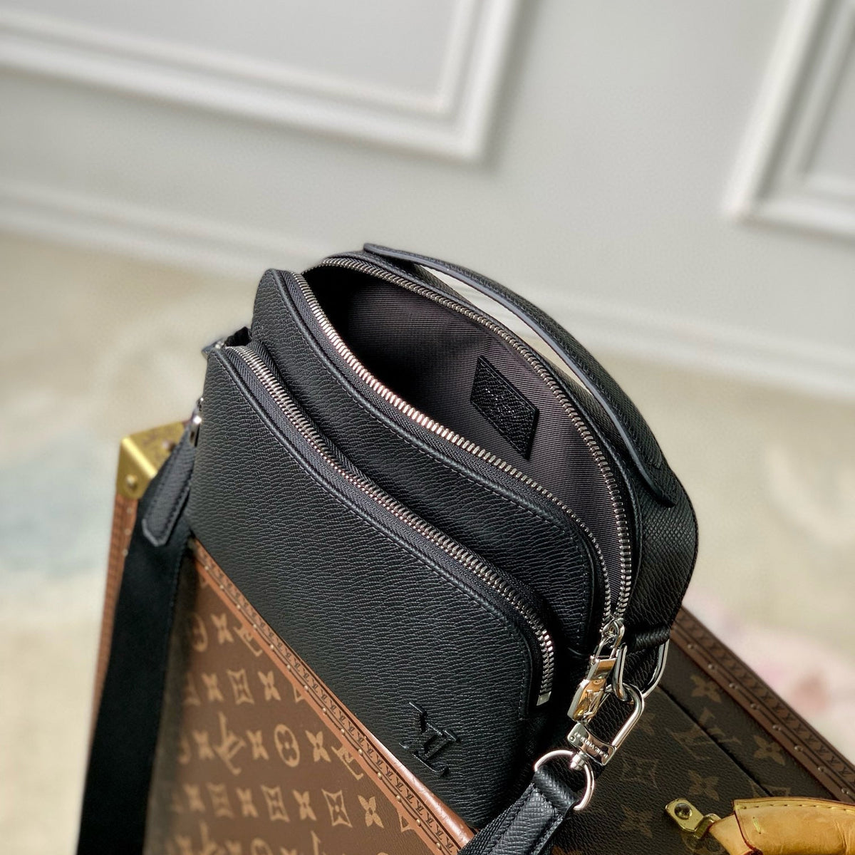 LOU AVENUE MESSENGER BAG