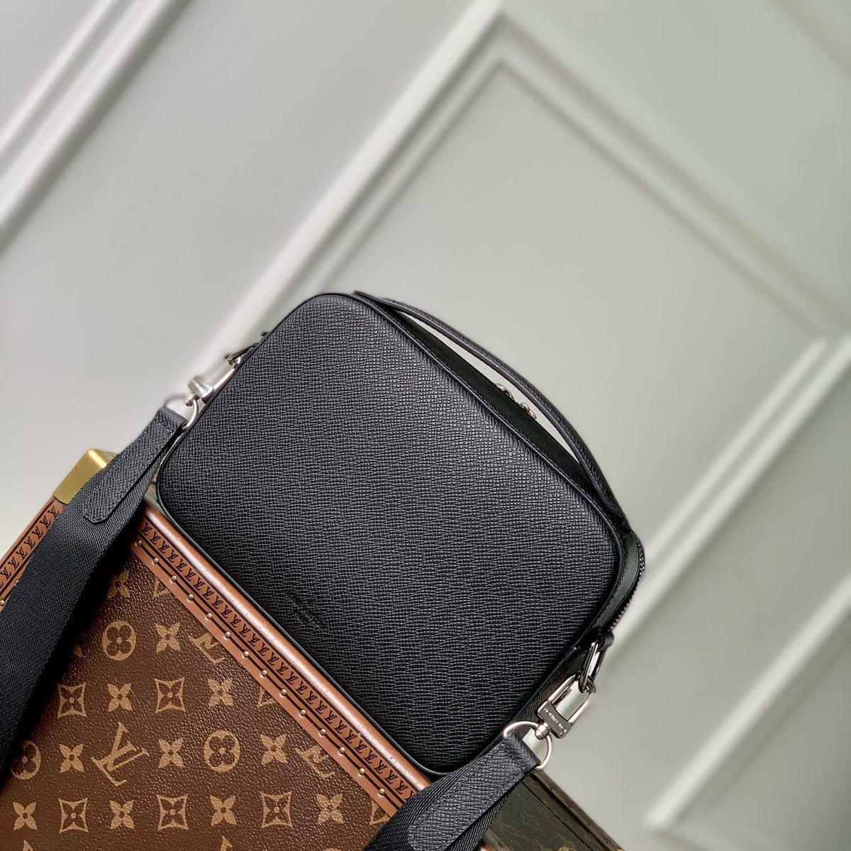 LOU AVENUE MESSENGER BAG