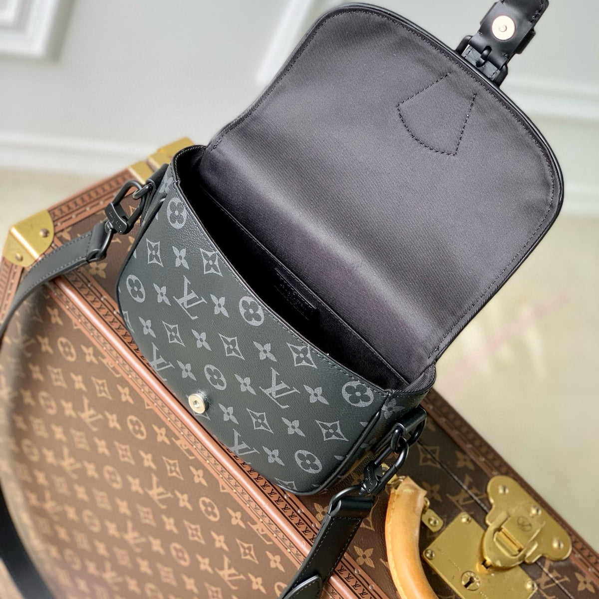 LOU MONTSOURIS MESSENGER PM BAG