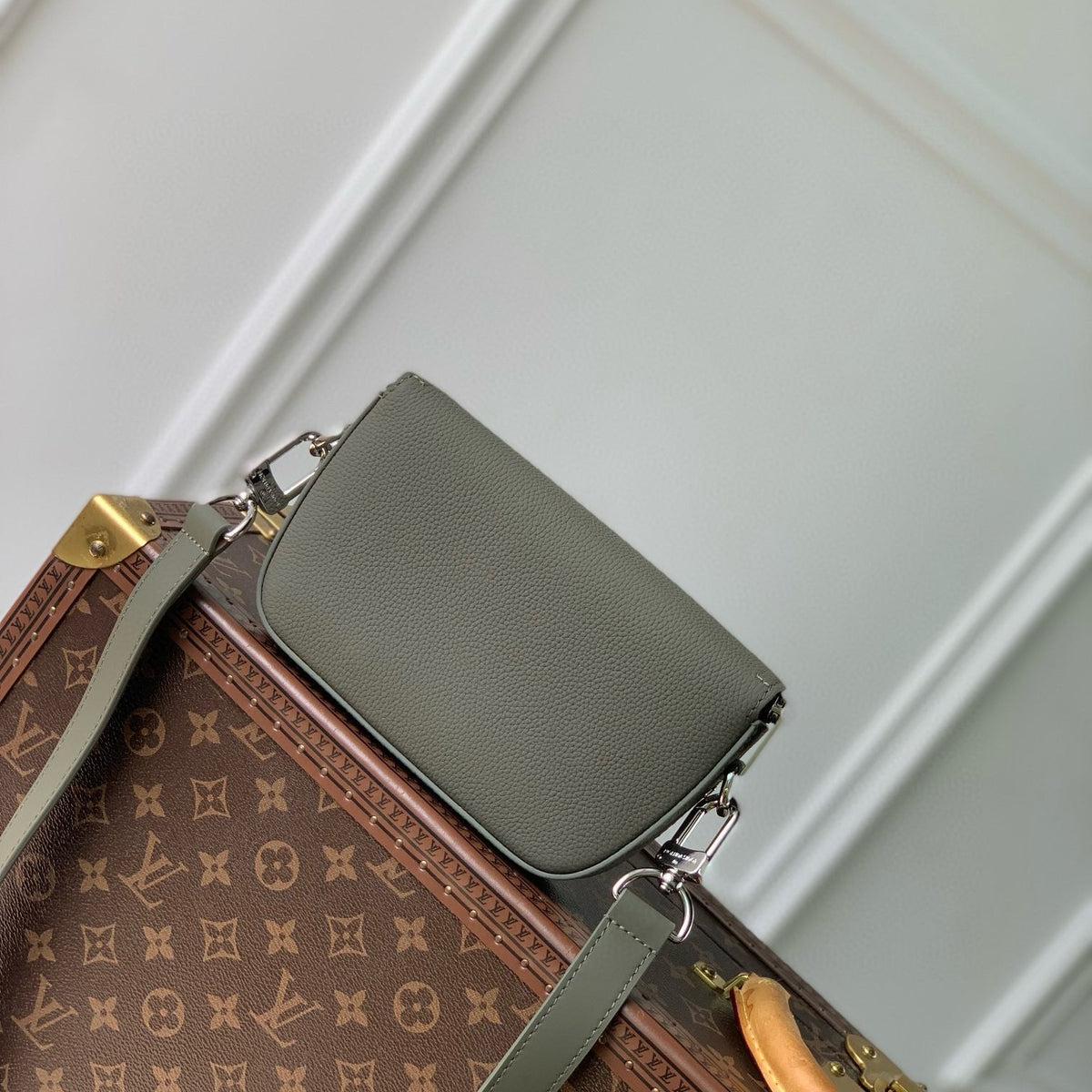 LOU PILOT WEARABLE WALLET
