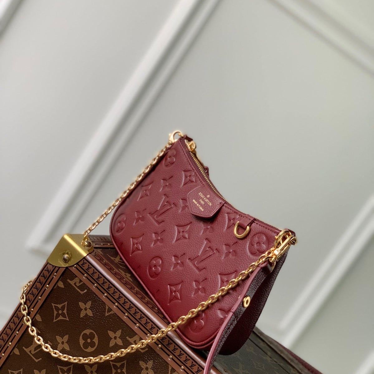 LOU EASY POUCH ON STRAP