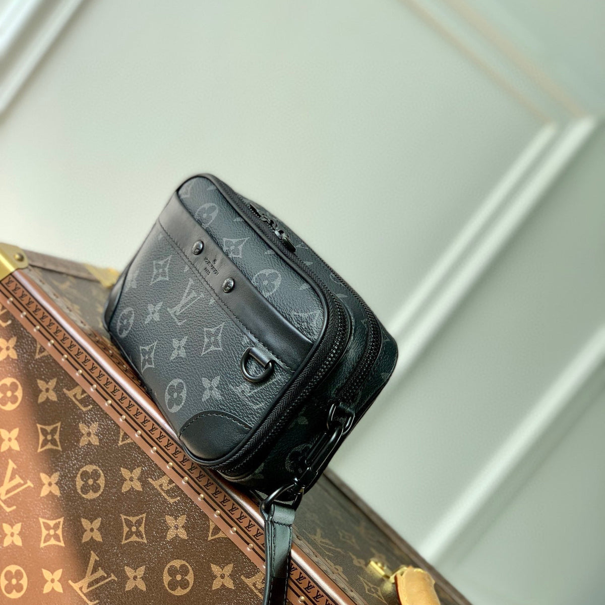 LOU ALPHA WEARABLE WALLET