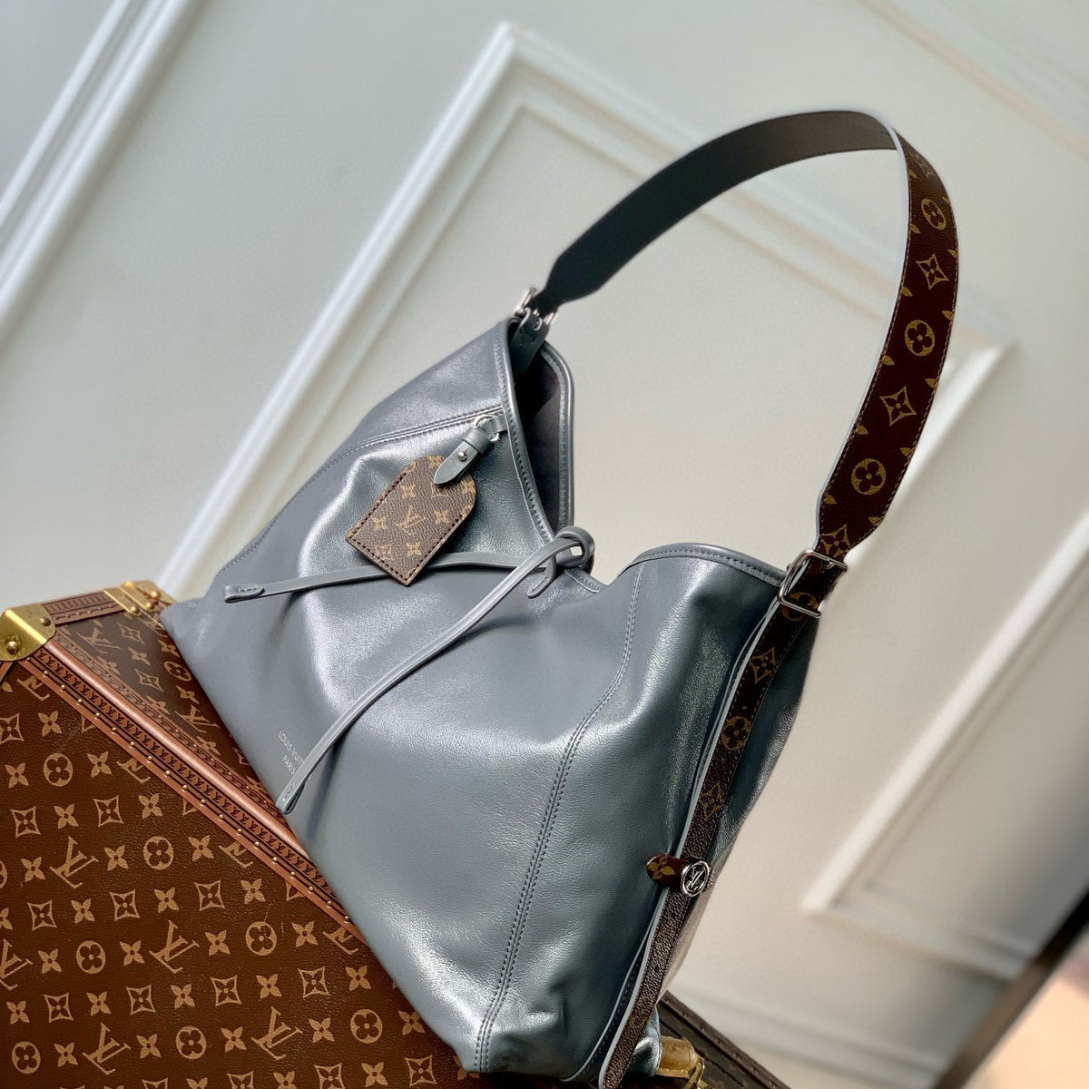 LOU CARRYALL DARK MM BAG