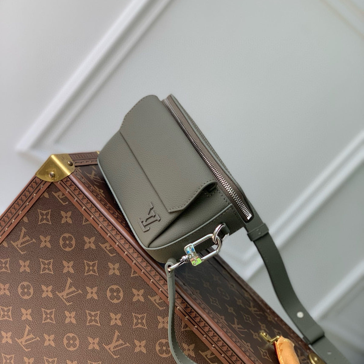 LOU PILOT WEARABLE WALLET