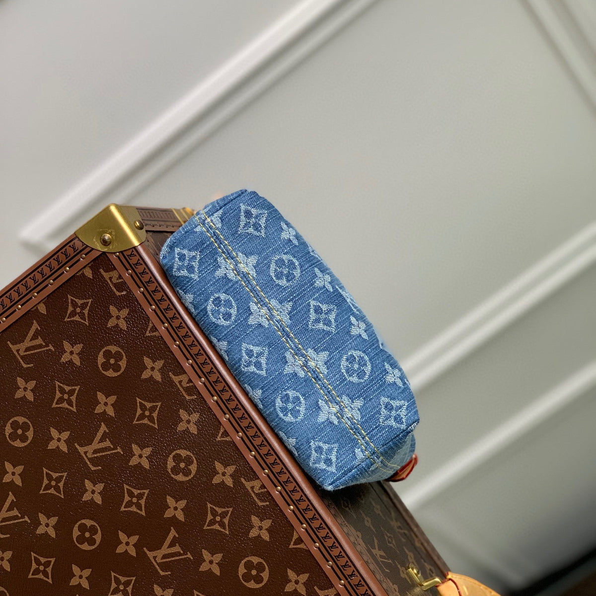 LOU HILLS POCHETTE