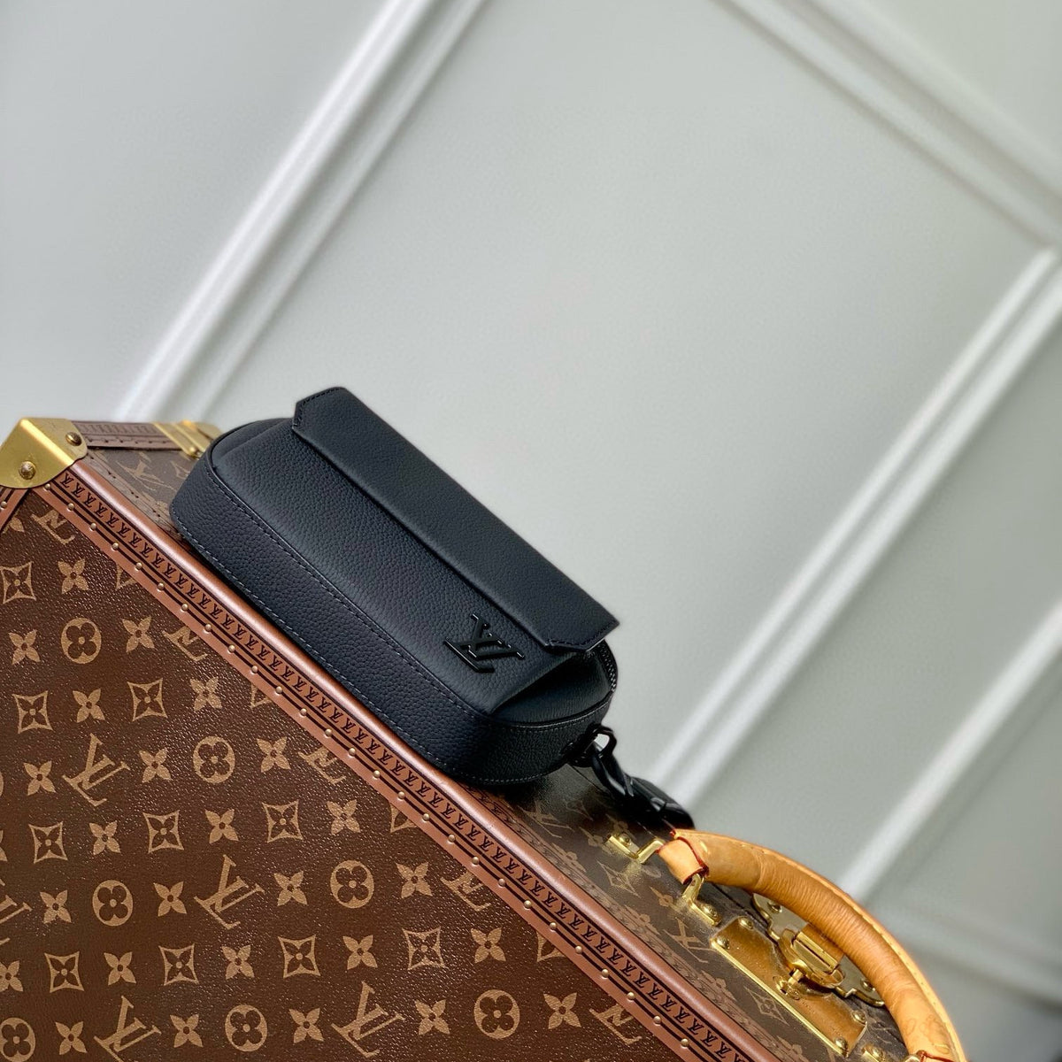LOU PILOT WEARABLE WALLET