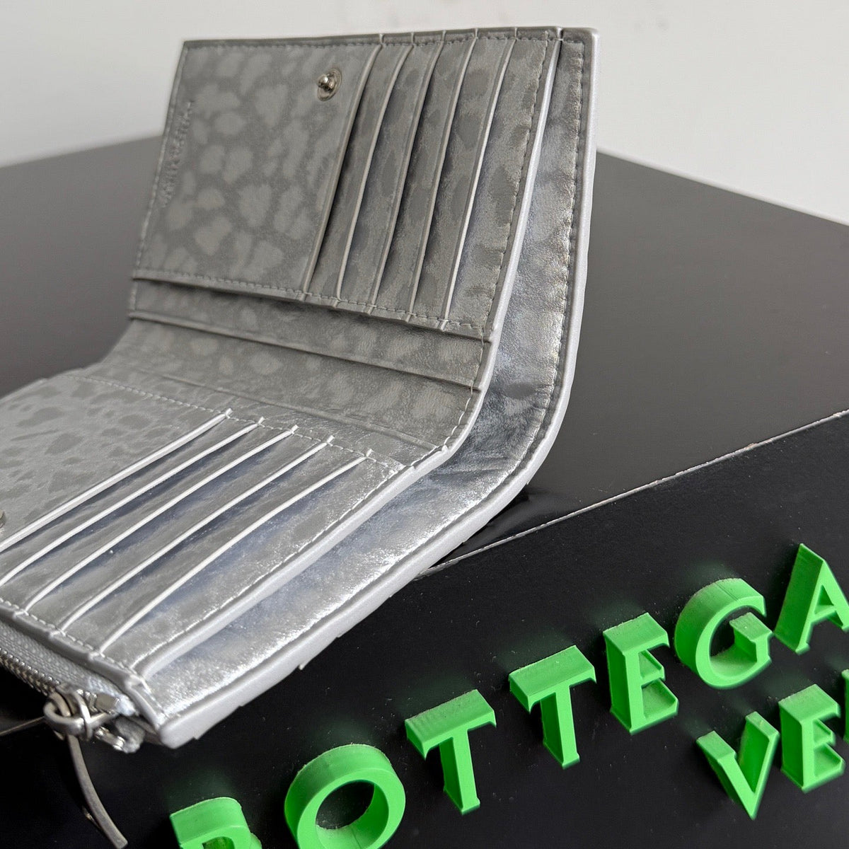 BOTT V LEATHER WALLET