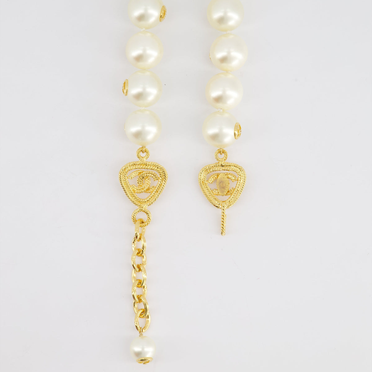 *HOT* Chanel White Pearl Chocker Necklace with Yellow Gold Logo Details