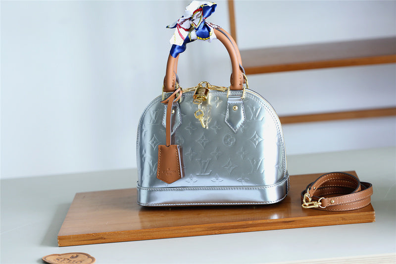 I W Fashion Lu-Vi bags - 8273
