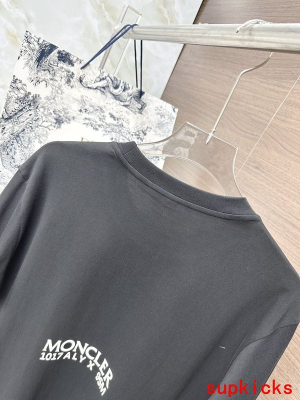 Moncler Luxury Cloth