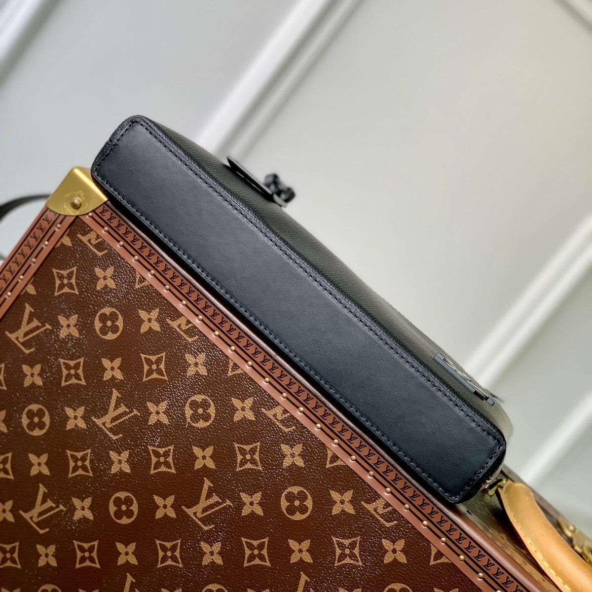 LOU TAKEOFF POUCH