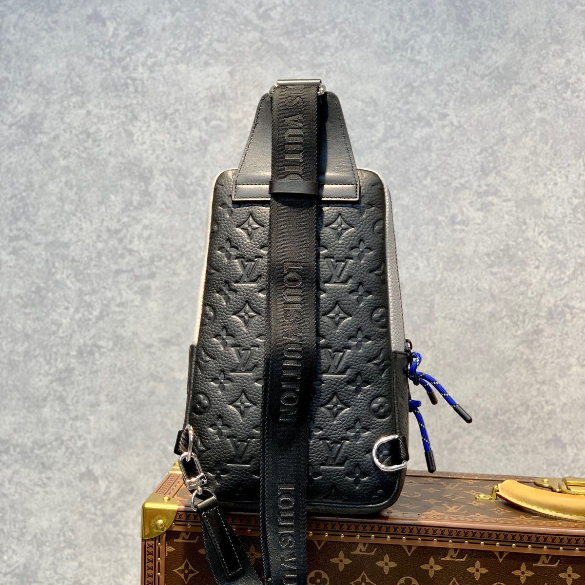 LOU AVENUE SLINGBAG