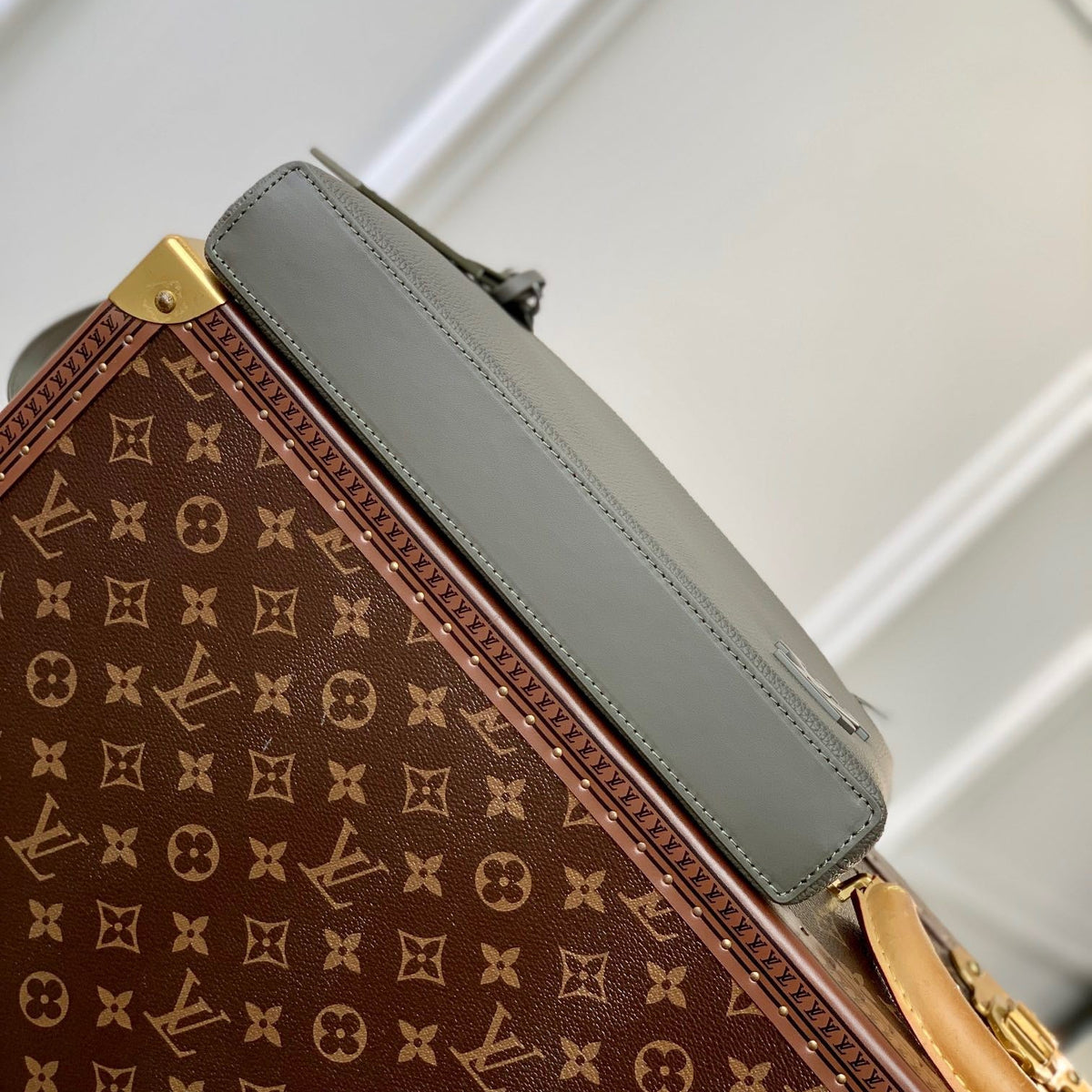 LOU TAKEOFF POUCH