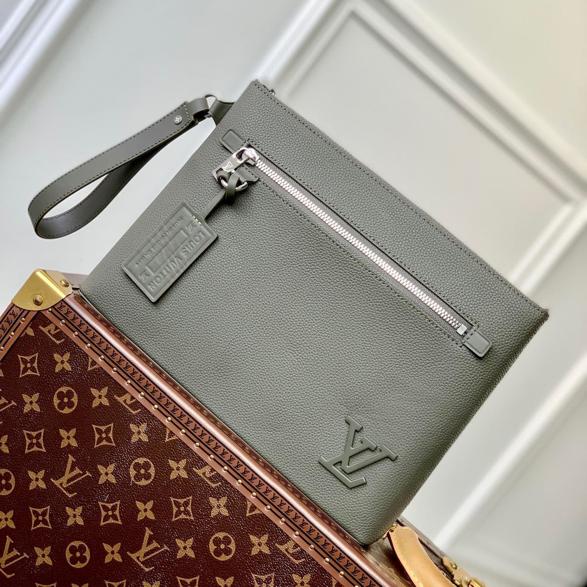 LOU TAKEOFF POUCH