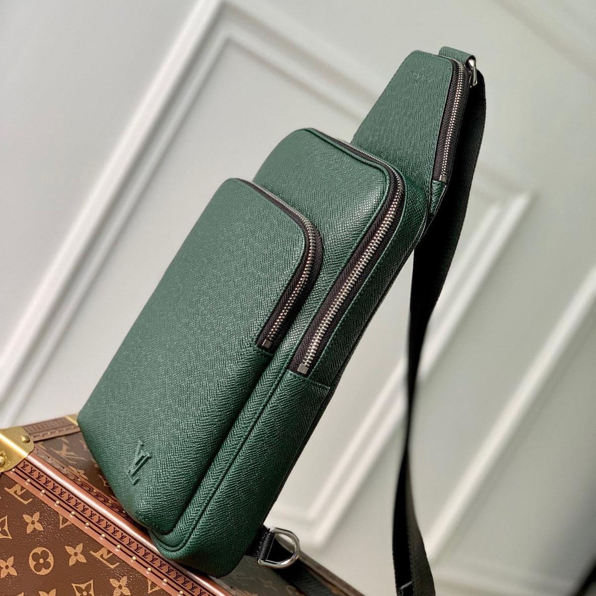LOU AVENUE SLING BAG